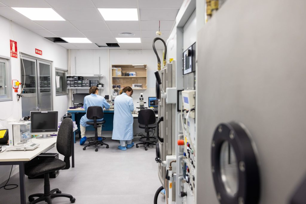 Investigadores trabajando en el laboratorio.