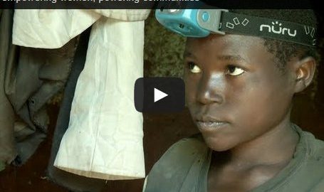 Niño con linterna en Burundi