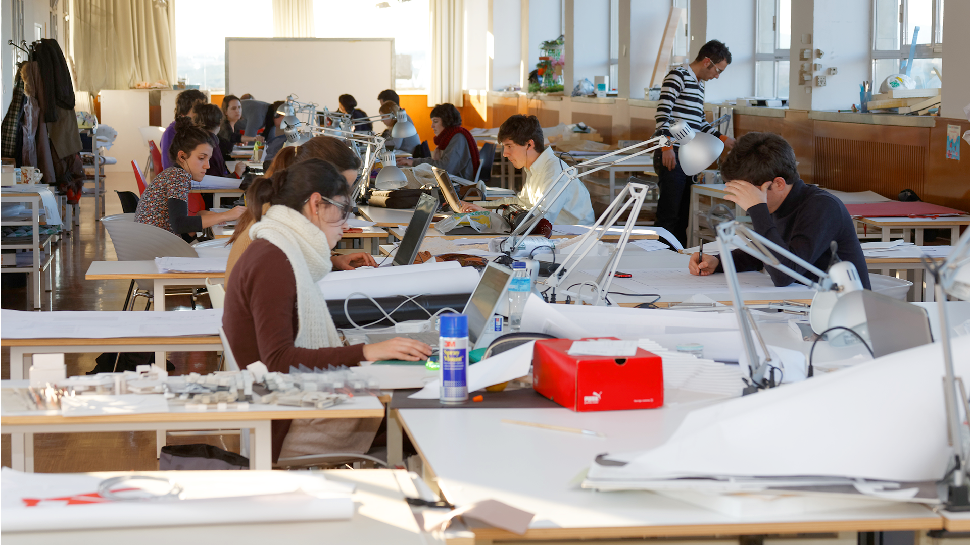 Estudiantes trabajando en las aulas de proyectos del máster