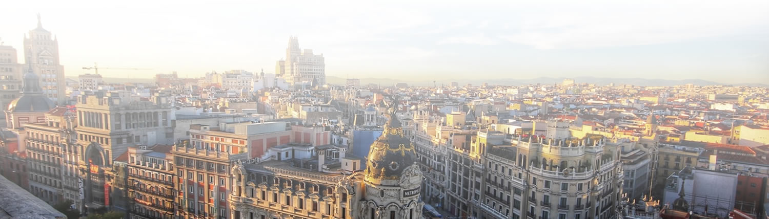 Vista a media altura de la calle Gran Vía de Madrid con el Edificio Metrópolis en primer plano