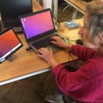 Anciana aprendiendo a usar un ordenador con la metodología TechPeopleCare