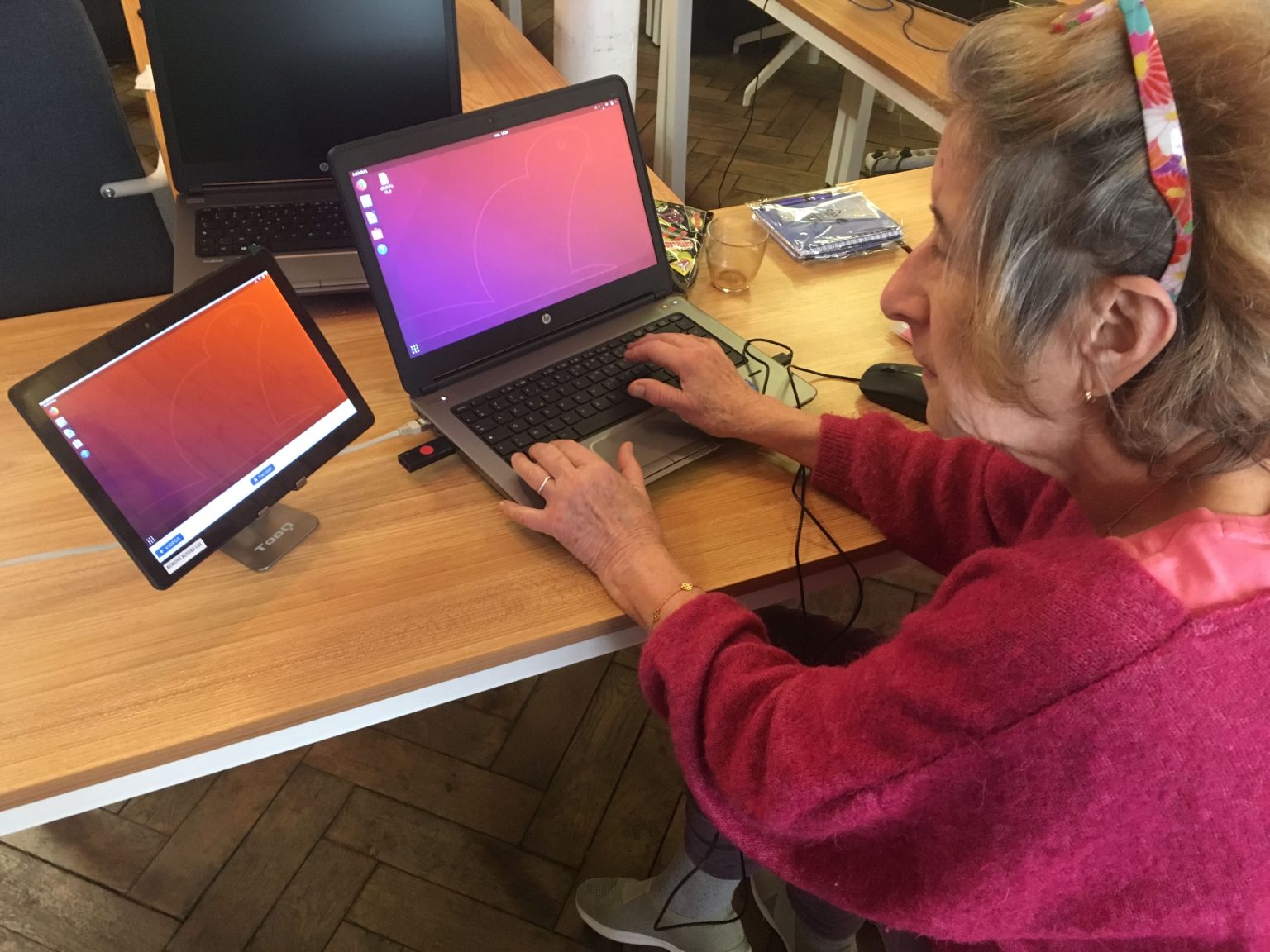 Anciana aprendiendo a usar un ordenador con la metodología TechPeopleCare
