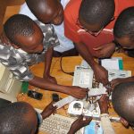Alumnos de informática desmontando un ordenador