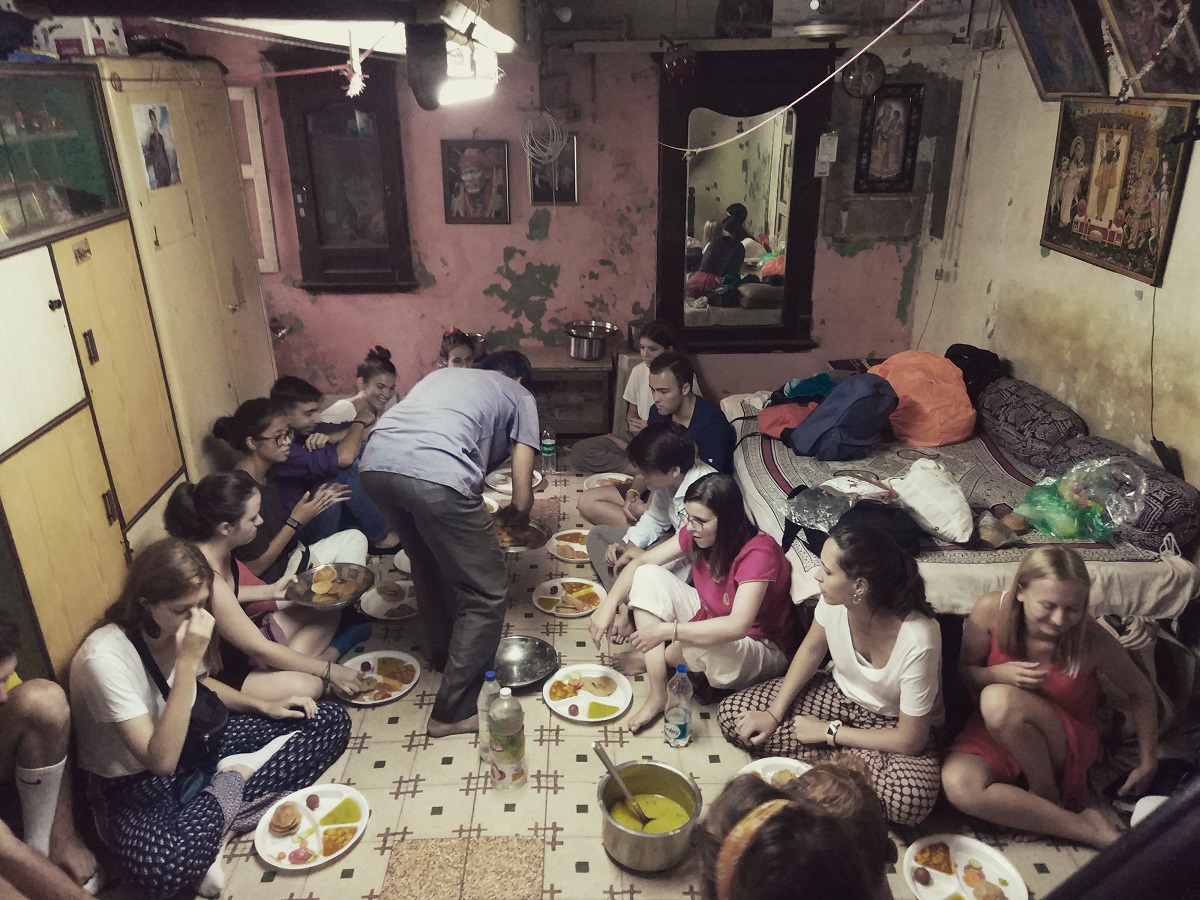 Cena conjunta de profesores y alumnos en el salón de un vecino de Dhal ni Pol