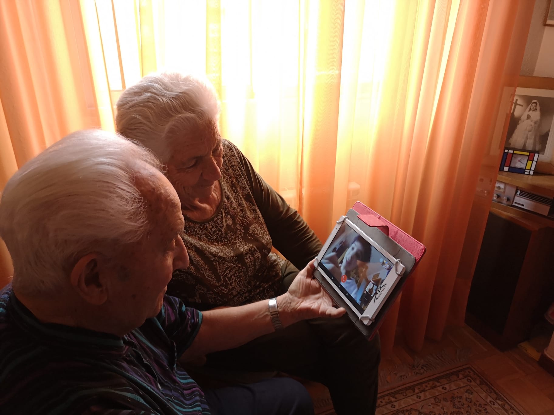 Abuelos durante el confinamiento hablando con sus nietas