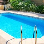 Instalación de piscinas de fibra: un viaje hacia el oasis en tu propio hogar