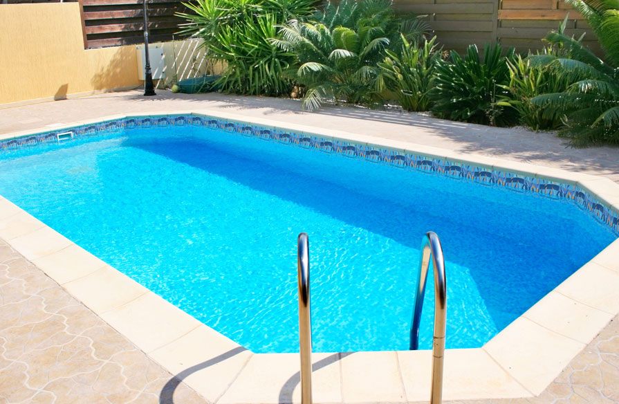 Instalación de piscinas de fibra: un viaje hacia el oasis en tu propio hogar