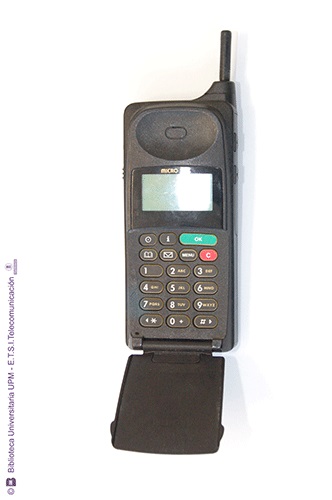 Teléfono móvil Motorola International 8200