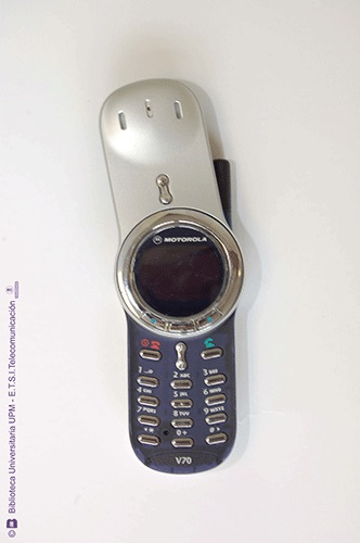 Teléfono móvil Motorola V70