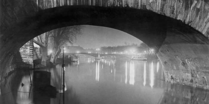 Brassaï. Vista desde el Pont Royal hacia el Pont Solférino, c. 1933