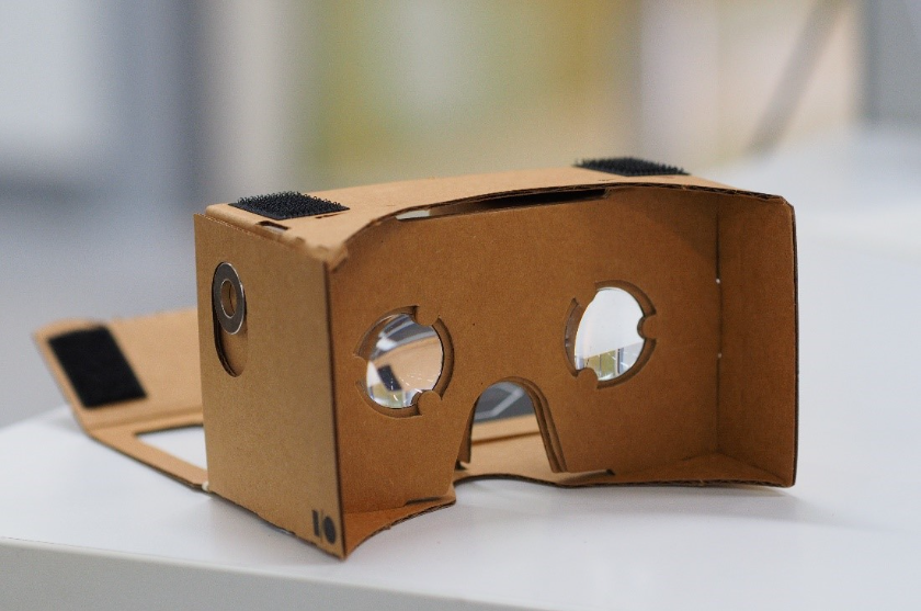 Gafas de cartón con lentes preparadas para realidad virtual.