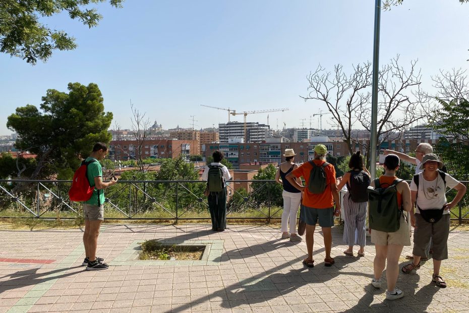 Grupo de estudiantes visitando el entorno cercano a Madrid Río para su posterior diagnóstico