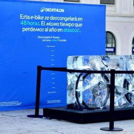 Una bicicleta eléctrica congelada en Madrid pretende visibilizar las 48 horas que los conductores pierden en atascos